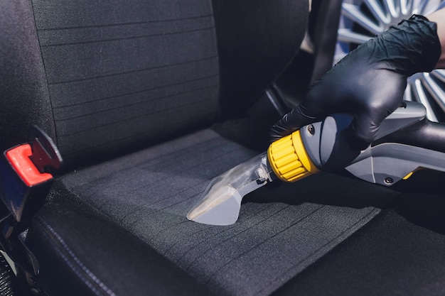 Limpieza química de asientos textiles del interior del automóvil con método de extracción profesional Limpieza temprana de primavera o limpieza regular