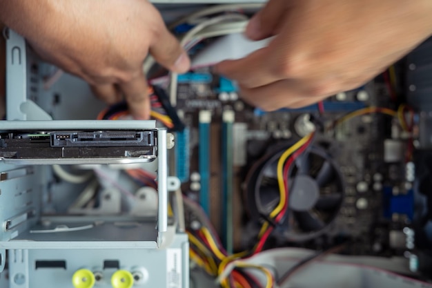 Limpieza y reparación de la computadora personal con un servicio y mantenimiento de computadoras aspiradoras