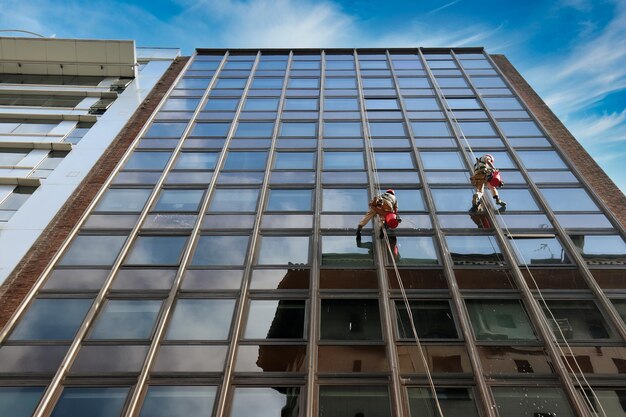 Limpieza de ventanas en un rascacielos