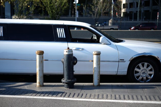 Foto limusina estacionada en la calle