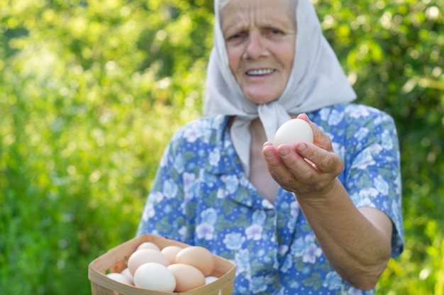 Linda abuela sostiene una bandeja con huevos