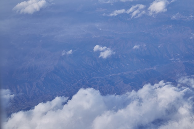 Linda acima de nuvens de um avião