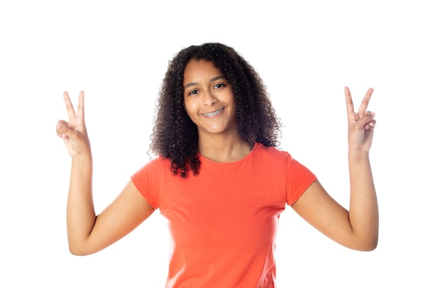 Linda adolescente africana com cabelo afro isolado em um fundo branco.