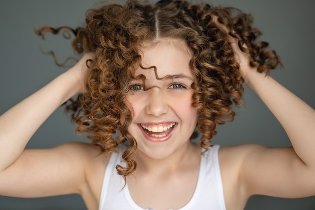 Linda adolescente alegre disfrutando genuinamente de la vida, gran retrato emocional.