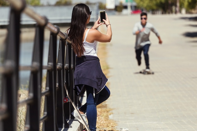 Foto linda adolescente asiática patim móvel
