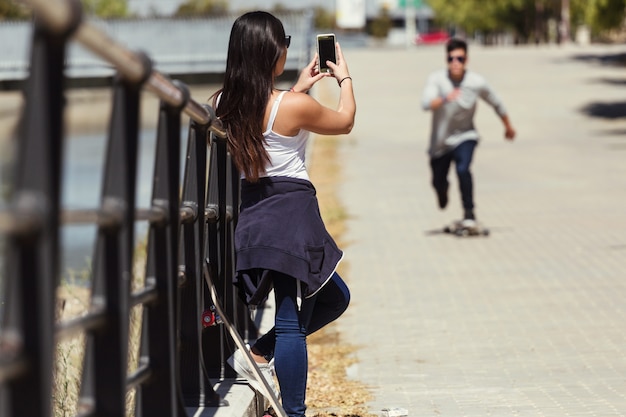 linda adolescente asiática patim móvel