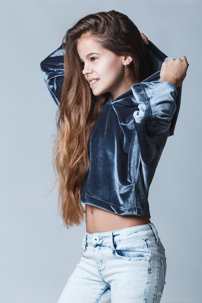 Una linda adolescente blanca con una sudadera Retrato de estudio de una adolescente feliz