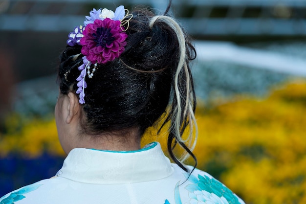 Linda adolescente japonesa de volta vestindo quimono tradicional com enfeite de cabelo