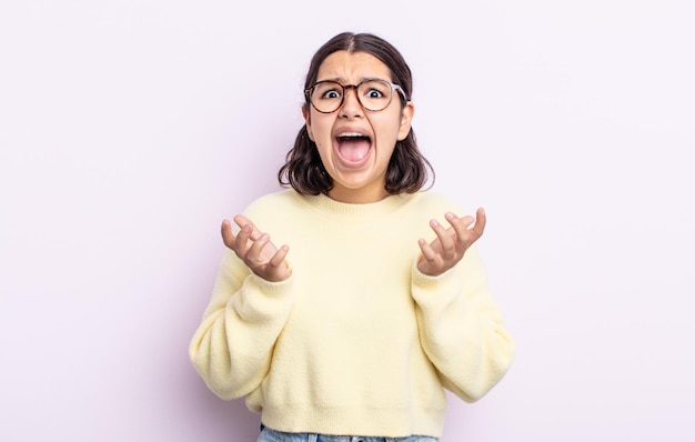 Linda adolescente parecendo desesperada e frustrada, estressada, infeliz e irritada, gritando e gritando