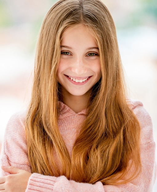 Linda adolescente sonriendo a la cámara