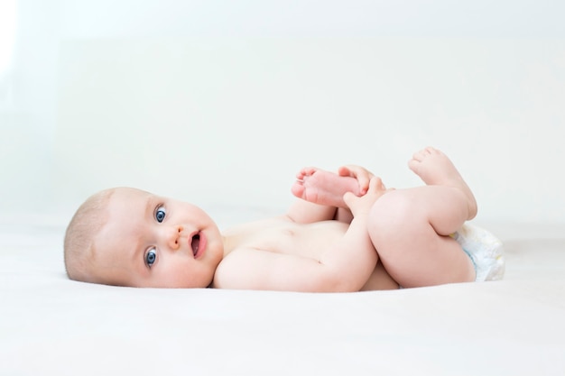 Linda adorable niña acostada en la cama