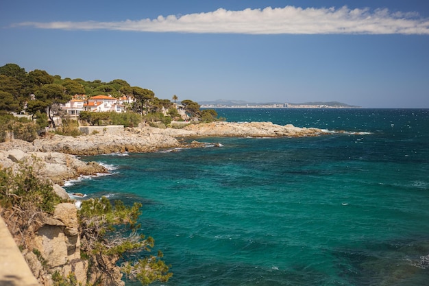 Linda água turquesa na costa na espanha costa brava na catalunha no dia ensolarado