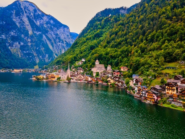 Linda aldeia montanhosa Hallstatt na região dos Alpes Austríacos Salzkammergut Hallstatt Áustria Vista aérea do drone