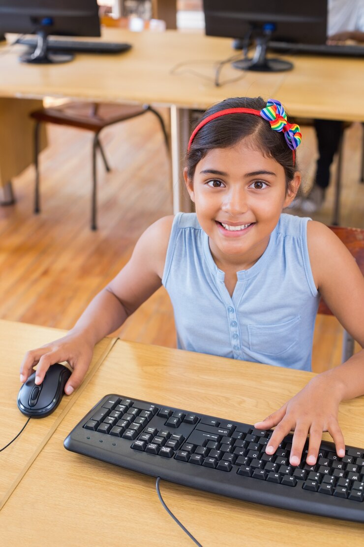 Foto linda alumna en clase de computación