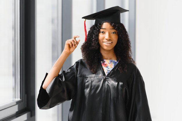 Linda aluna africana com certificado de graduação