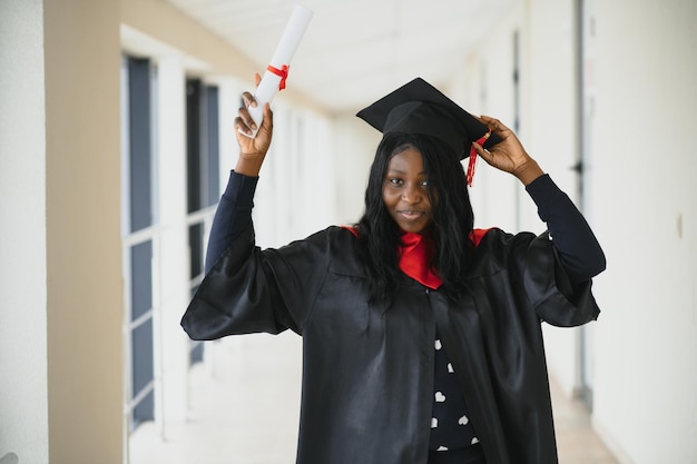 Linda aluna africana com certificado de graduação