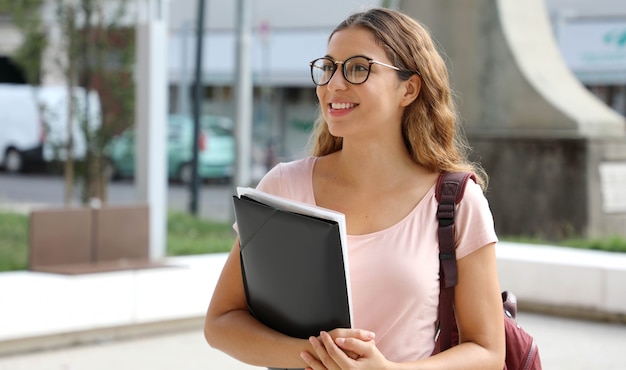 Linda aluna feliz voltando para a escola