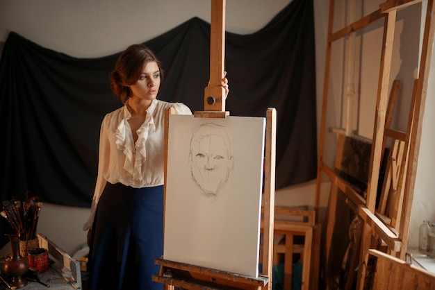 Linda artista femenina dibujo en estudio