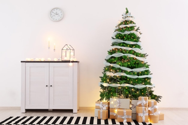 Linda árvore de Natal com caixas de presente no interior da sala de estar