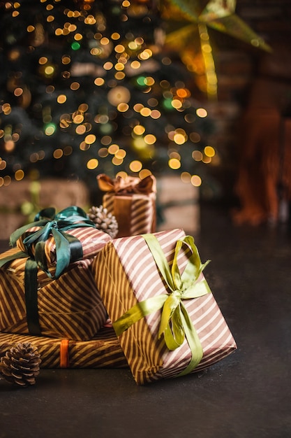 Linda árvore de natal decorada com brinquedos e presentes