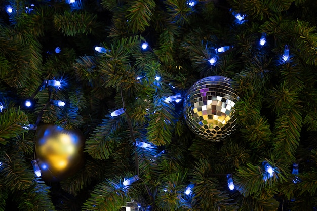 Linda árvore de Natal decorada. Fundo de férias