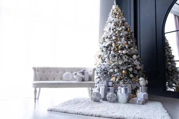 Linda árvore de Natal dentro de casa com espaço em branco para texto