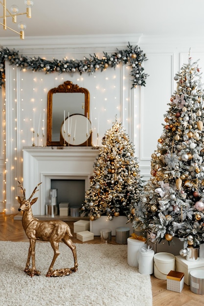 Linda árvore de Natal em uma sala de estar bem iluminada