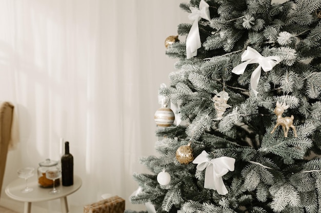 Linda árvore de Natal festiva decorada com brinquedos em balão de Natal.