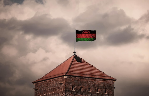 Linda bandeira no telhado da antiga fortaleza