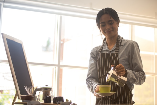 Foto linda barista asiática