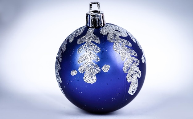 Linda bola de Natal azul isolada em branco