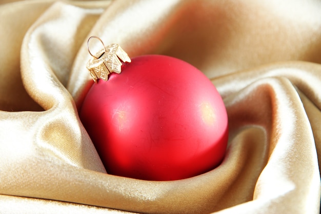 Linda bola de Natal em tecido de cetim dourado
