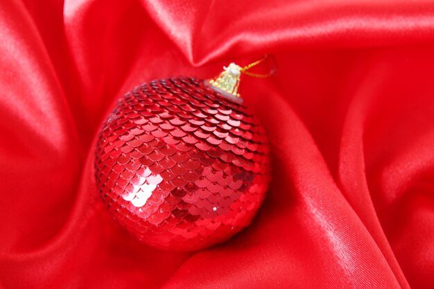 Linda bola de Natal em tecido de cetim vermelho