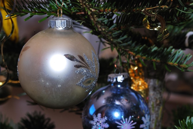 Linda bola prateada e azul na decoração da árvore de natal no inverno