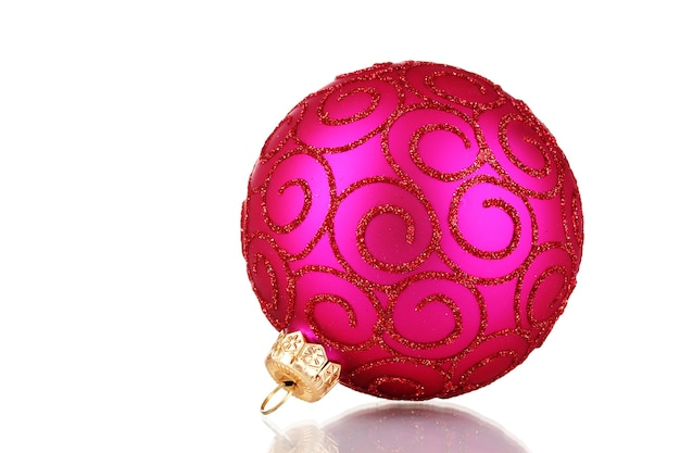 Linda bola rosa de Natal isolada no branco