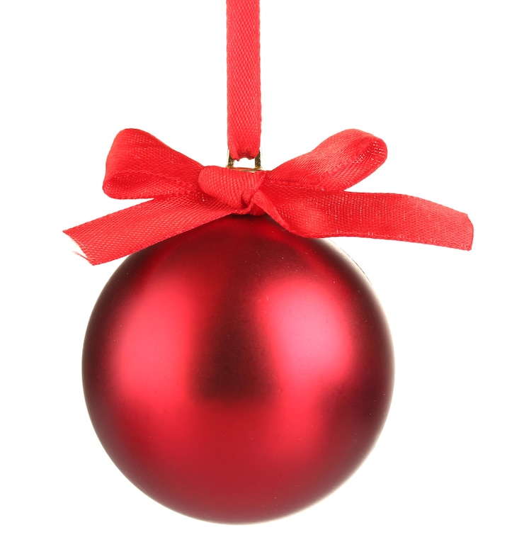 Foto linda bola vermelha de natal isolada no branco