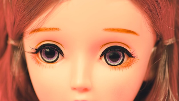 Linda boneca Feche o retrato do rosto de brinquedo atraente com olhos grandes