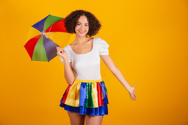 Linda brasileira vestida com roupa de carnaval saia colorida e camisa branca frevo guarda chuva seja bem vinda