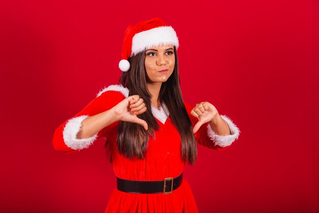 Linda brasileira vestida com roupas de Natal Papai Noel não gosta de negativo