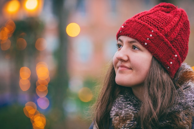 Linda cabeça vermelha jovem adolescente na cidade ao ar livre abstrato blur luz