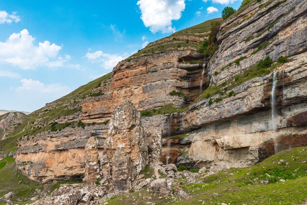 Linda cachoeira alta nas montanhas