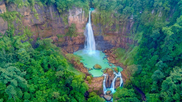 Linda cachoeira Cikaso na floresta tropical