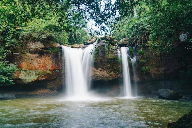 Linda Cachoeira Haew Suwat no Parque Nacional Khao Yai na Tailândia