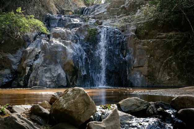 Linda cachoeira no meio da natureza com fortes quedas