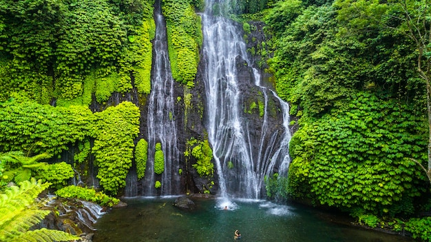 Linda cachoeira sekumpul em bali, indonésia