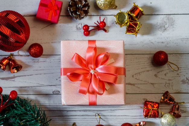 Linda caixa de natal com um laço na mesa