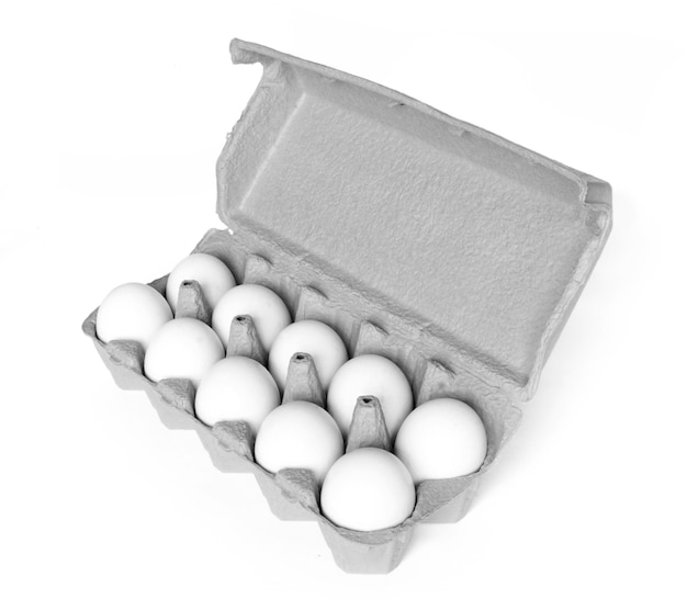 Linda caixa de papelão com ovos isolados