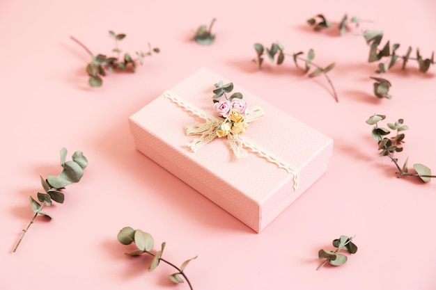 Linda caixa de presente rosa isolada em fundo pastel Presente para aniversário de férias Casamento Dia das Mães Dia dos Namorados Dia das Mulheres Copiar espaço Vista superior plana lay