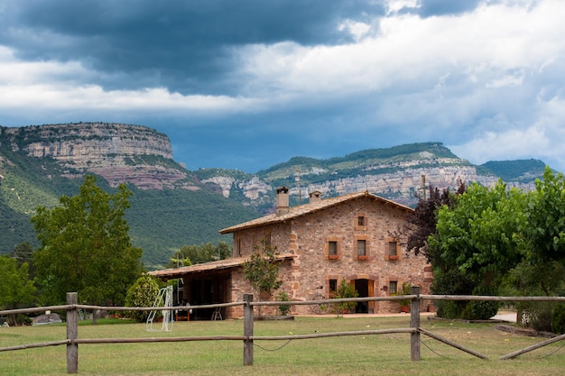 Linda casa de pedra no reservatório de sau.