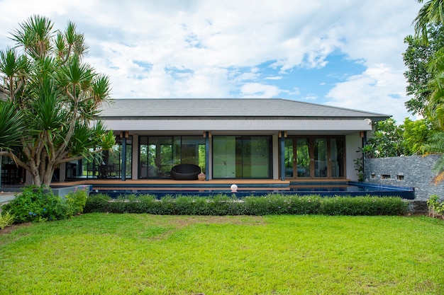 Foto linda casa moderna em ambiente de natureza